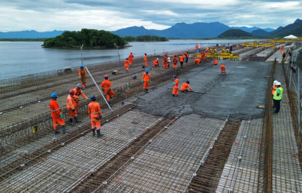 Obras da Ponte de Guaratuba avancam com a concretagem de vaos no trecho pre-moldado 2 (Tribuna de Itapoa)