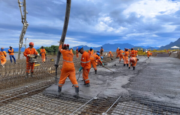 Obras da Ponte de Guaratuba avancam com a concretagem de vaos no trecho pre-moldado 3 (Tribuna de Itapoa)