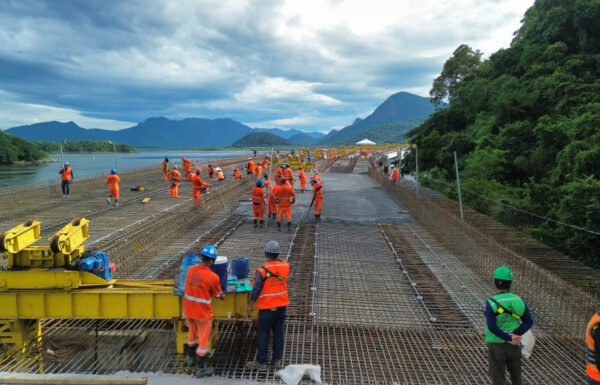 Obras da Ponte de Guaratuba avancam com a concretagem de vaos no trecho pre-moldado 4 (Tribuna de Itapoa)