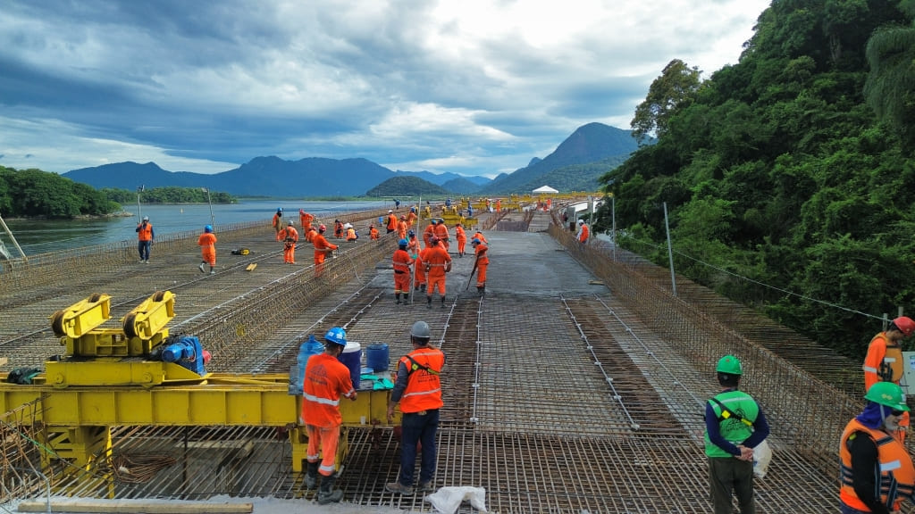 Obras da Ponte de Guaratuba avancam com a concretagem de vaos no trecho pre-moldado 4 (Tribuna de Itapoa)
