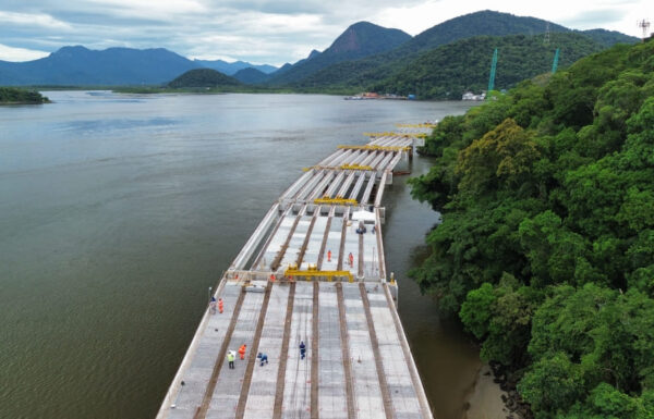 Obras da Ponte de Guaratuba avancam com a concretagem de vaos no trecho pre-moldado 5 (Tribuna de Itapoa)