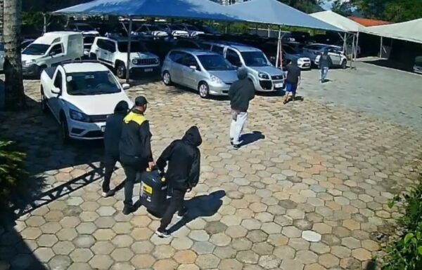 Policia revela novos detalhes sobre a ocorrencia de roubo de carros de luxo em Jaragua do Sul 11 (Tribuna de Itapoa)