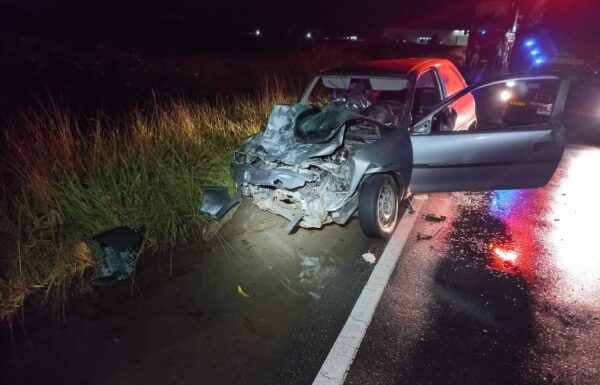 Colisao frontal entre carro e caminhao deixa duas vitimas fatais no Contorno Sul de Garuva 1