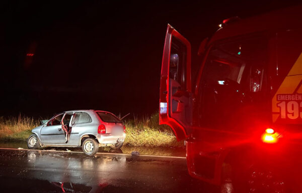Colisao frontal entre carro e caminhao deixa duas vitimas fatais no Contorno Sul de Garuva 2