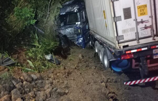 Colisao frontal entre carro e caminhao deixa duas vitimas fatais no Contorno Sul de Garuva 2
