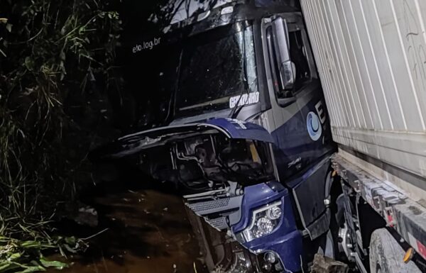 Colisao frontal entre carro e caminhao deixa duas vitimas fatais no Contorno Sul de Garuva 3