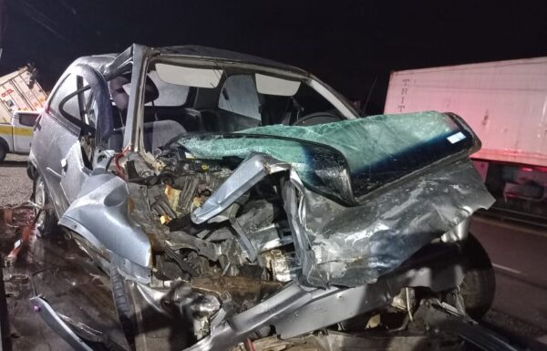 Colisao frontal entre carro e caminhao deixa duas vitimas fatais no Contorno Sul de Garuva 4