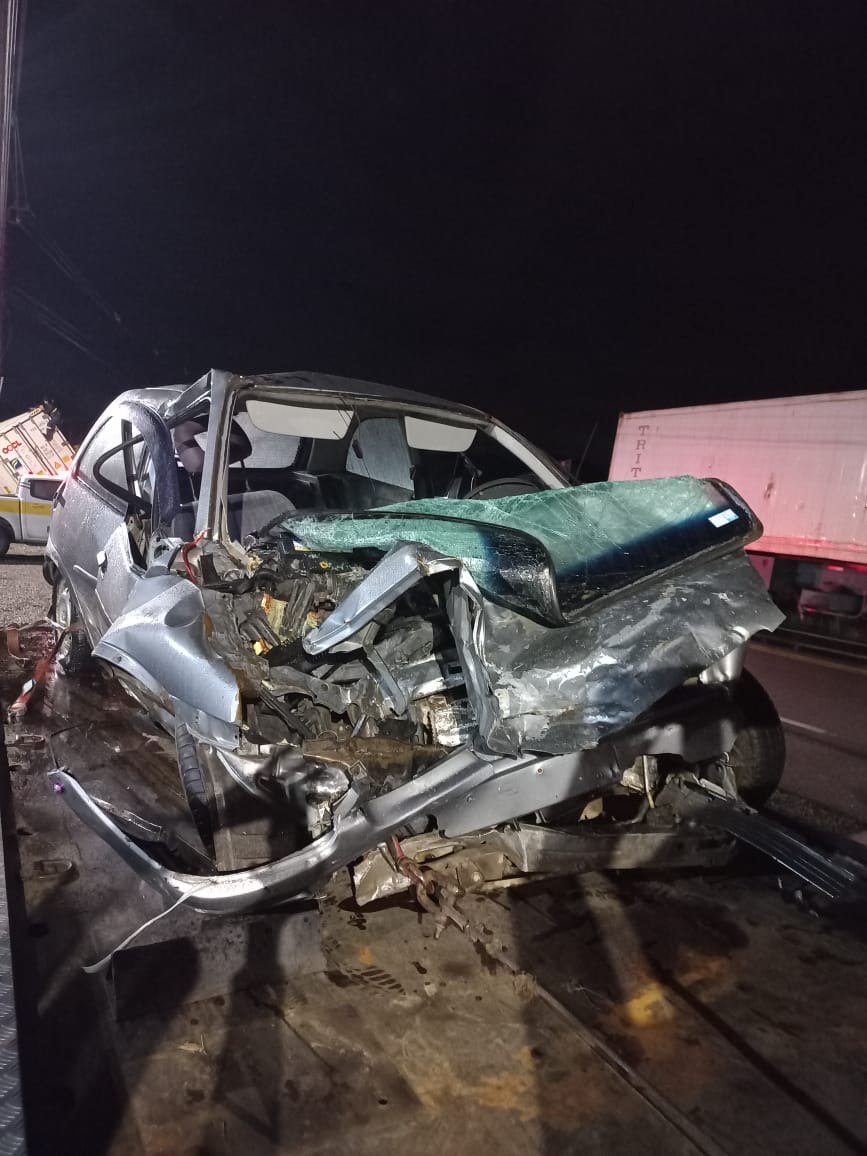 Colisao frontal entre carro e caminhao deixa duas vitimas fatais no Contorno Sul de Garuva 4