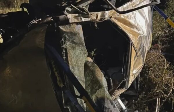 Homem fica preso as ferragens apos capotamento no Contorno Sul de Garuva 4 - Tribuna de Itapoa