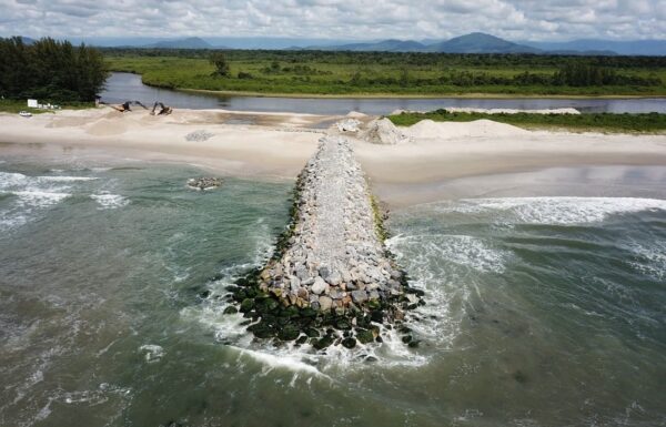 Obras dos Molhes do rio Sai Mirim avançam em Itapoá com conclusão prevista para setembro 2