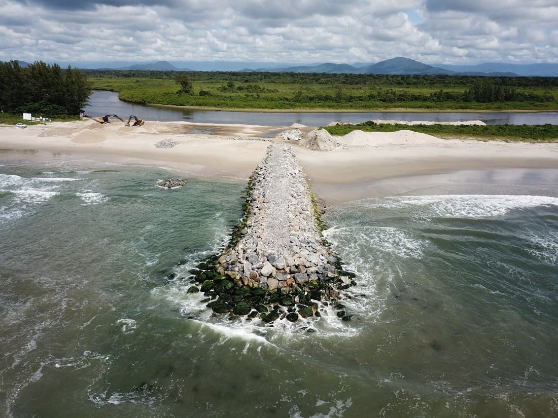 Obras dos Molhes do rio Sai Mirim avançam em Itapoá com conclusão prevista para setembro 2