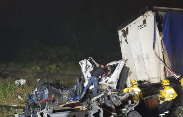 Colisao frontal entre caminhoes deixa um morto e outro ferido na SC-416, em Itapoa 1