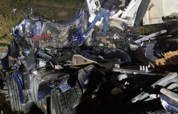 Colisao frontal entre caminhoes deixa um morto e outro ferido na SC-416, em Itapoa 2