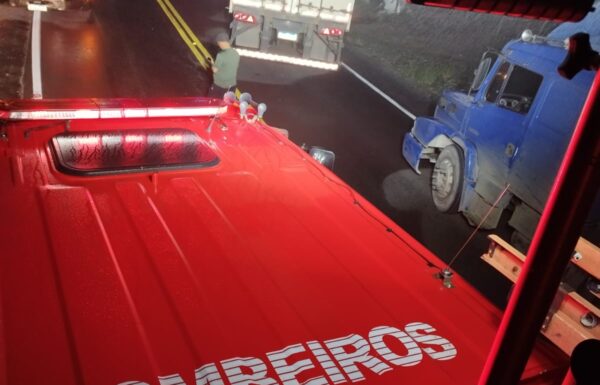 Colisao frontal entre caminhoes deixa um morto e outro ferido na SC-416, em Itapoa 3