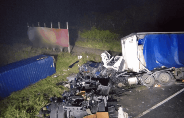 Colisao frontal entre caminhoes deixa um morto e outro ferido na SC-416, em Itapoa 5