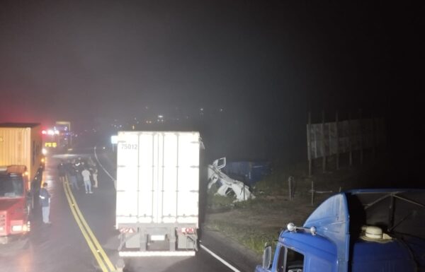 Colisao frontal entre caminhoes deixa um morto e outro ferido na SC-416, em Itapoa 6