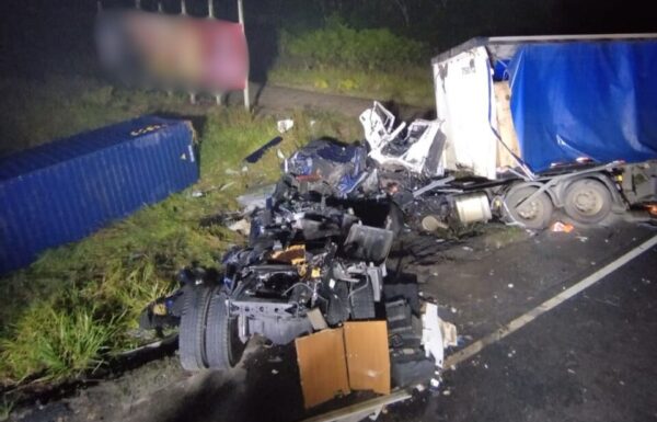 Colisao frontal entre caminhoes deixa um morto e outro ferido na SC-416, em Itapoa - Capa Tribuna de Itapoa