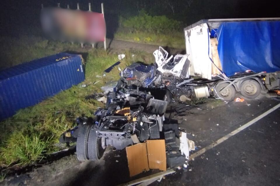 Colisao frontal entre caminhoes deixa um morto e outro ferido na SC-416, em Itapoa - Capa Tribuna de Itapoa