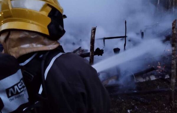 Incêndio atinge residencia de madeira em Itapoa e mobiliza Corpo de Bombeiros 3