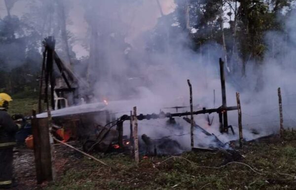 Incêndio atinge residencia de madeira em Itapoa e mobiliza Corpo de Bombeiros 4