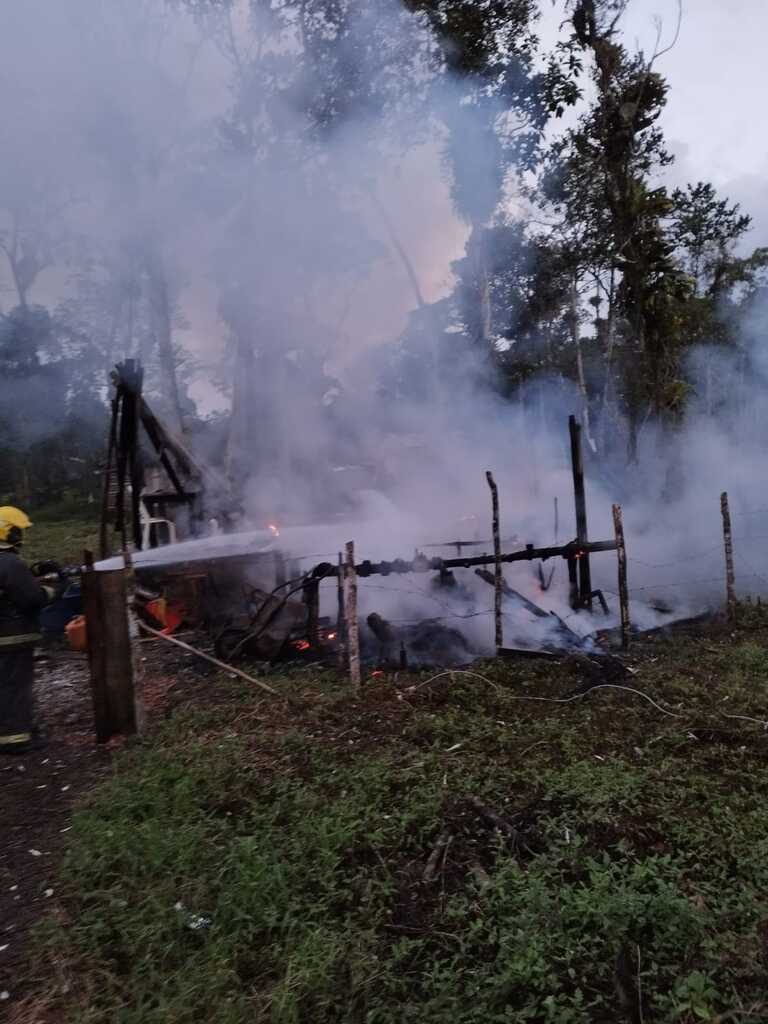 Incêndio atinge residencia de madeira em Itapoa e mobiliza Corpo de Bombeiros 4