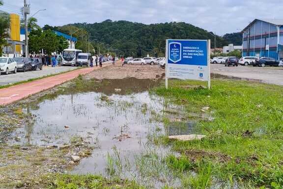 Lama alagamento e multas - pais enfrentam caos para deixar filhos na Escola Frei Valentim em Itapoa 01