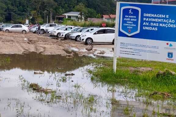 Lama alagamento e multas - pais enfrentam caos para deixar filhos na Escola Frei Valentim em Itapoa 02