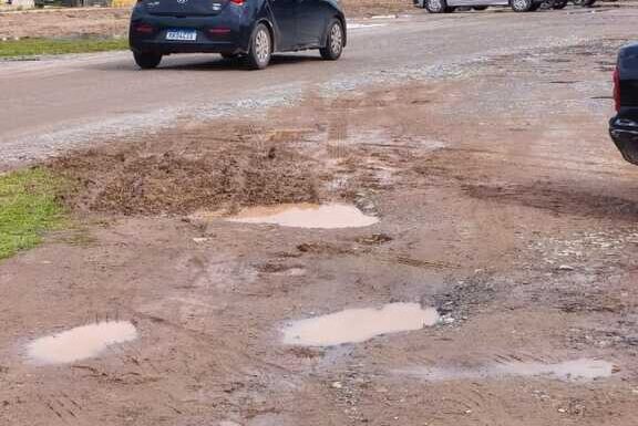Lama alagamento e multas - pais enfrentam caos para deixar filhos na Escola Frei Valentim em Itapoa 03