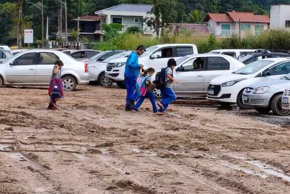 Lama alagamento e multas - pais enfrentam caos para deixar filhos na Escola Frei Valentim em Itapoa 04