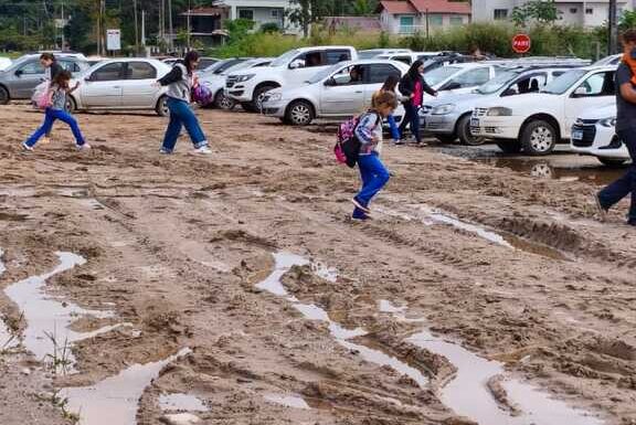 Lama alagamento e multas - pais enfrentam caos para deixar filhos na Escola Frei Valentim em Itapoa 05