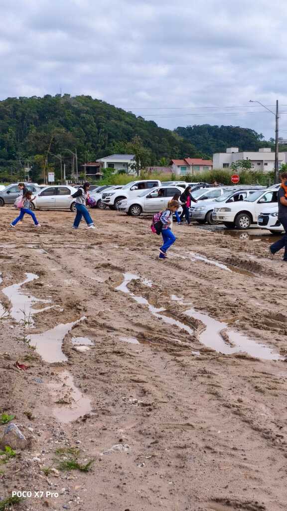 Lama alagamento e multas - pais enfrentam caos para deixar filhos na Escola Frei Valentim em Itapoa 05