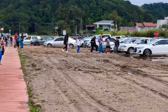 Lama alagamento e multas - pais enfrentam caos para deixar filhos na Escola Frei Valentim em Itapoa 06