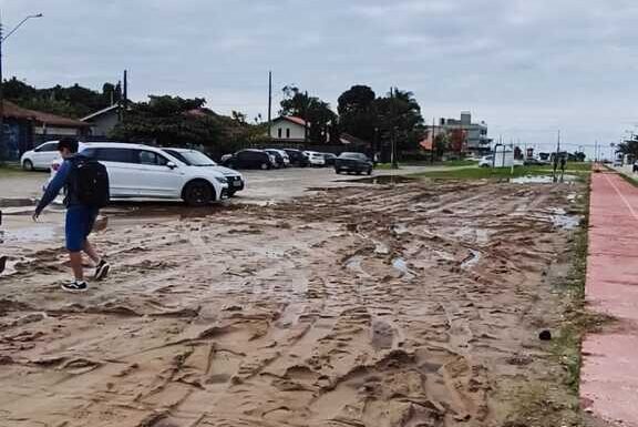 Lama alagamento e multas - pais enfrentam caos para deixar filhos na Escola Frei Valentim em Itapoa 07