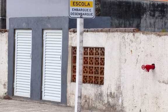 Lama alagamento e multas - pais enfrentam caos para deixar filhos na Escola Frei Valentim em Itapoa 08