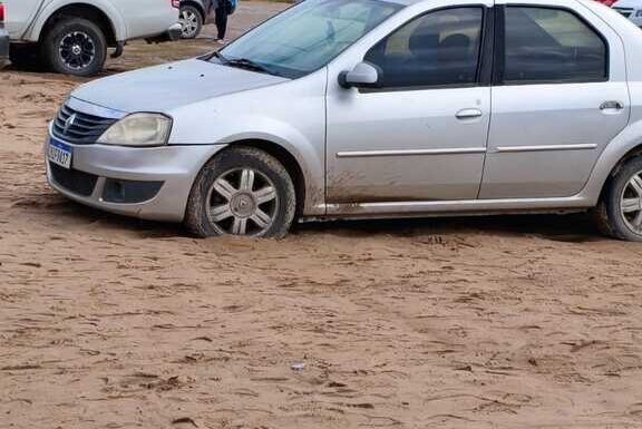 Lama alagamento e multas - pais enfrentam caos para deixar filhos na Escola Frei Valentim em Itapoa 09