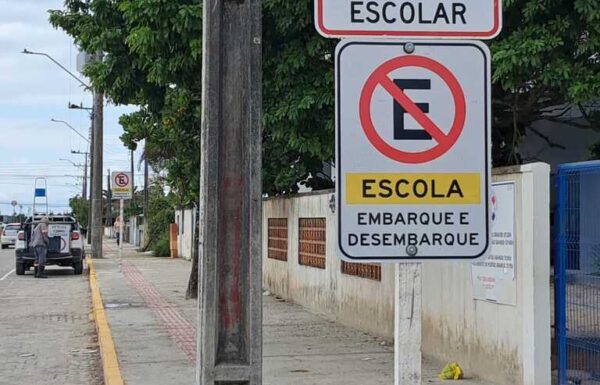 Lama alagamento e multas - pais enfrentam caos para deixar filhos na Escola Frei Valentim em Itapoa 11