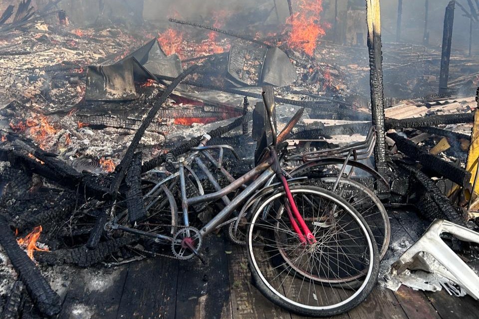 5 - Incendio atinge tres residencias em Garuva neste domingo 13-07 - Capa Tribuna e Itapoa