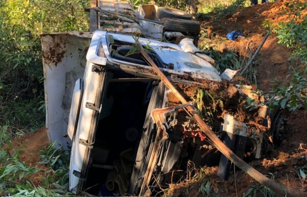 Caminhao despenca em barranco e deixa motorista ferido em Garuva - Capa Tribuna de Itapoa