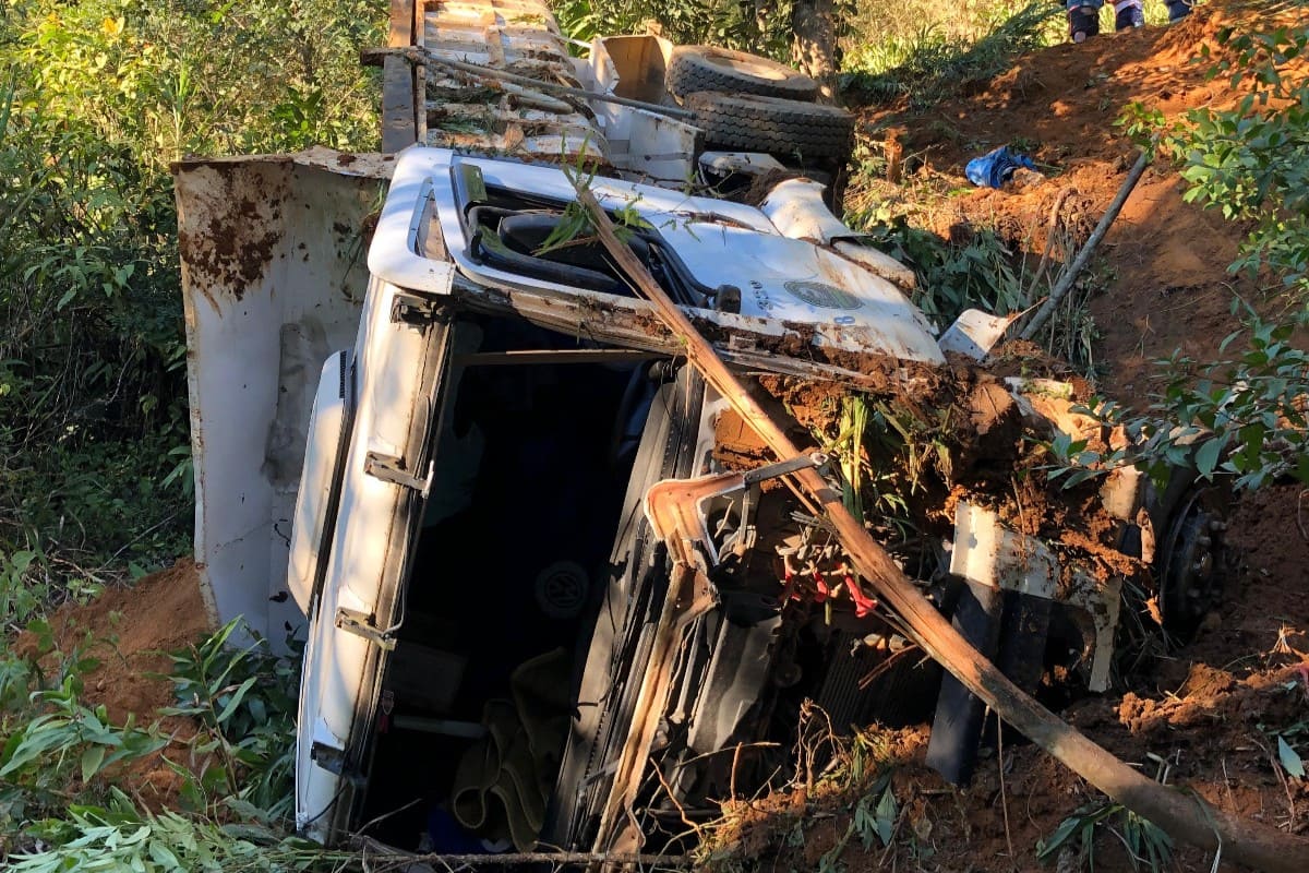 Caminhao despenca em barranco e deixa motorista ferido em Garuva - Capa Tribuna de Itapoa