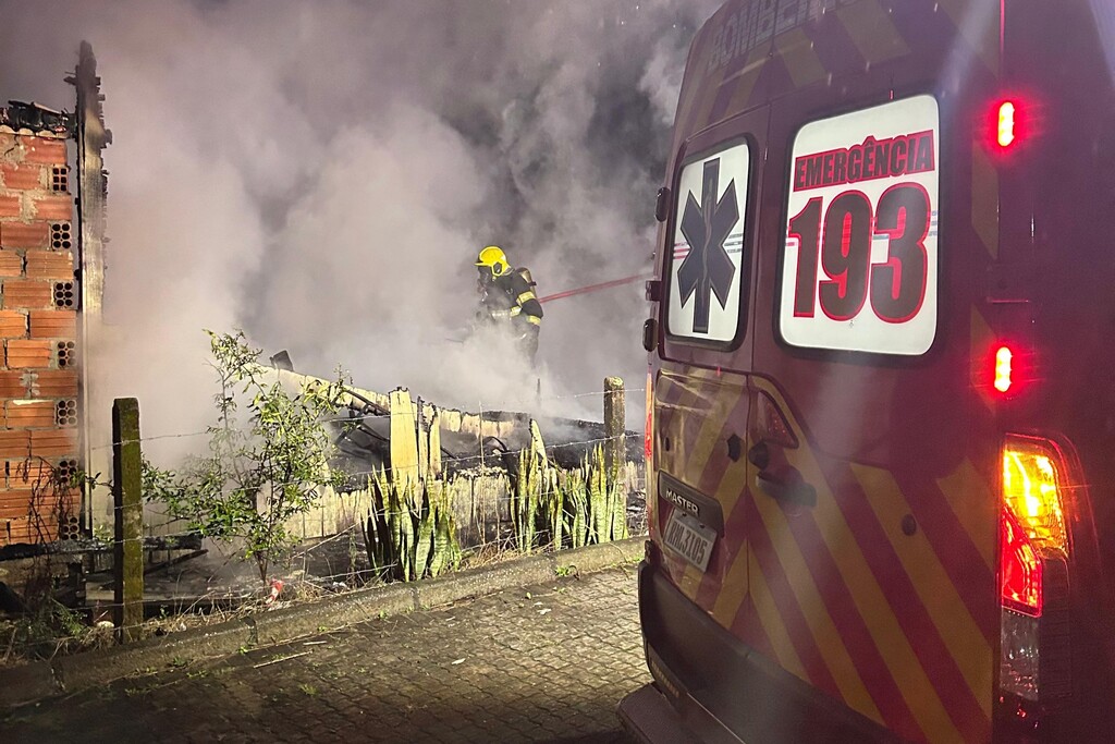 Incendio devasta casa em garuva e deixa uma vitima fatal - Capa Tribuna de Itapoa