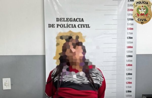 Mulher presa em Itapoa por tentativa de homicidio e corrupcao de menores - Capa Tribuna de Itapoa