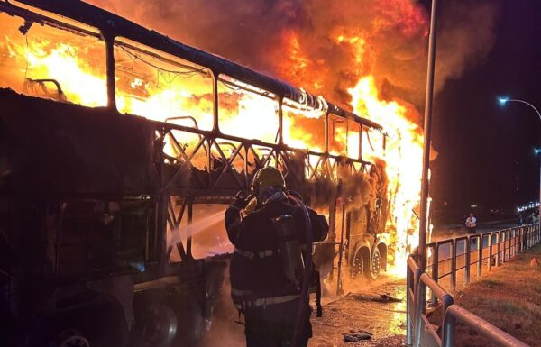 Onibus pega fogo na BR-101 em Garuva - passageiros saem ilesos 2 - Capa Tribuna de Itapoa