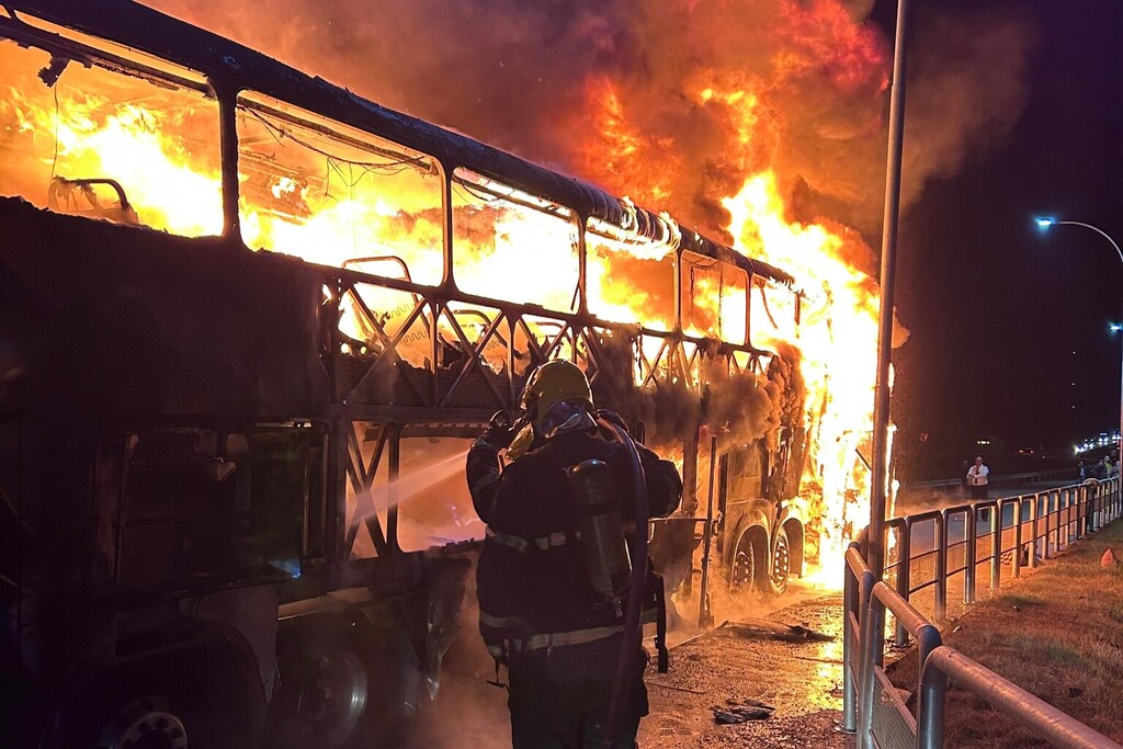 Onibus pega fogo na BR-101 em Garuva - passageiros saem ilesos 2 - Capa Tribuna de Itapoa