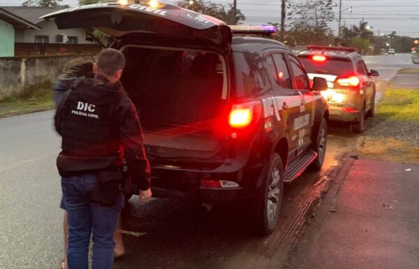 operacao-conjunta-policiais-de-brusque-prendem-mulher-em-garuva-durante-acao-contra-faccao-criminosa-design-sem-nome-2025-07-04t150709.025