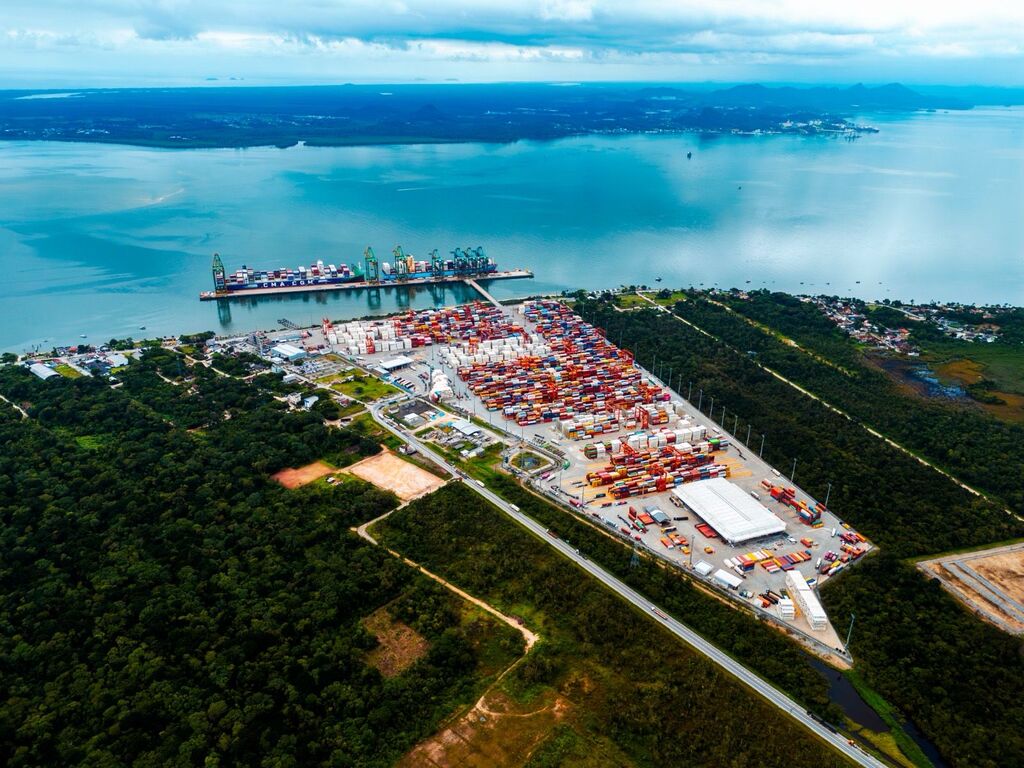 Porto de Itapoa se destaca e lidera movimentacao de TEUs em SC no 1o semestre de 2025 - Capa Tribuna de Itapoa