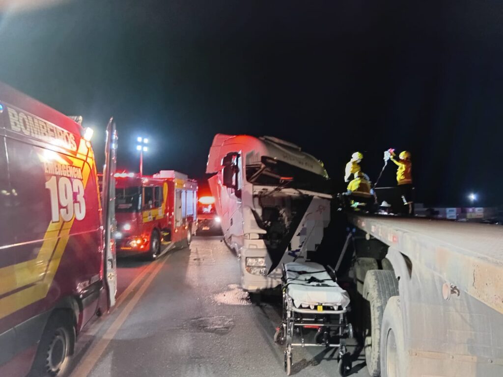 Acidente entre caminhoes mobiliza Corpo de Bombeiros e SAMU em Itapoa 1
