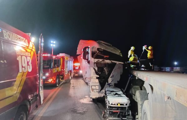 Acidente entre caminhoes mobiliza Corpo de Bombeiros e SAMU em Itapoa 1
