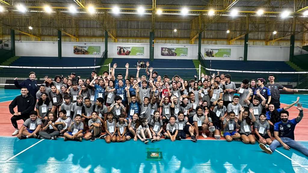 Alunos de Itapoa participam de festival do Joinville Volei no Dia das Criancas 5