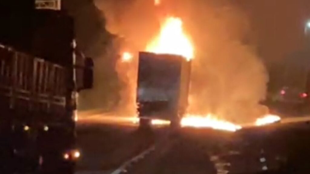 Colisao entre carretas provoca incendio e deixa motorista em estado grave na BR em Garuva 3