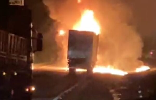 Colisao entre carretas provoca incendio e deixa motorista em estado grave na BR em Garuva 3